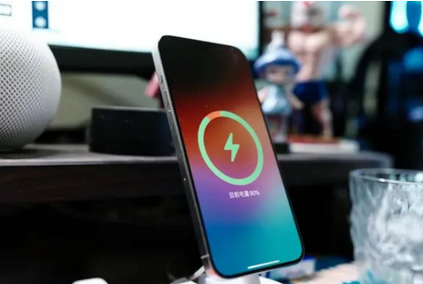 东坡苹果15换屏服务分享用什么充电器给iPhone15充电更好 